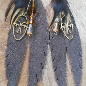 Kolczyki z włoskiej skóry, piór, stali chirurgicznej i czeskich koralików boho