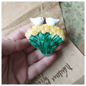 Broszka ptaszki na kwiatku