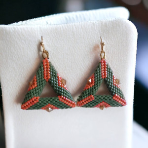Kolczyki trójkąty z koralików pomarańczowo - zielone