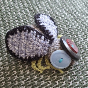 Broszka szydełkowa mucha 066