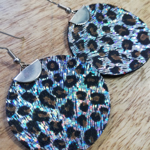 Kolczyki z włoskiej skóry oraz stali chirurgicznej koła