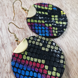 Kolczyki z włoskiej skóry oraz stali chirurgicznej koła