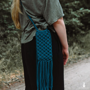 torba etui na telefon z frędzlami na elastycznym pasku (makrama)