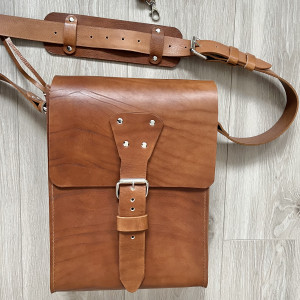 Torba ze skóry jasno-brązowa ręcznie uszyta formatu A4.