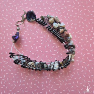 Bransoletka z kamieniami sieczka