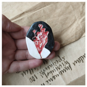 Broszka z motywem kwiatowym