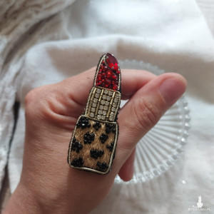 Broszka szminka panterka