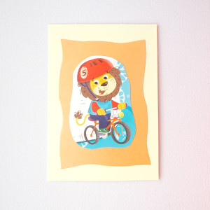 bajkowe kartki dla dzieci, lew kartka dla chłopca, kartka dla dziewczynki, rower kartka, sportowa kartka z rowerem, śmieszne kartki bez życzeń, kartka z lwem,