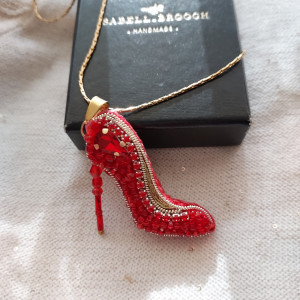 Wisior czerwona szpilka