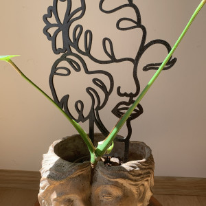 Dekoracja podpórka do kwiatów kobieta z monsterą