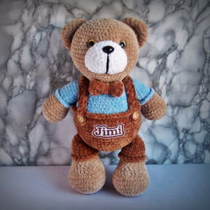 Szydełkowy miś z imieniem w brązowych spodniach (na zamówienie)