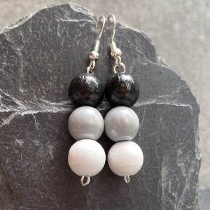 kolczyki korale drewniane czarny szary biały