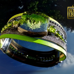 Szmaragdowa opowieść - bransoleta z żywicy i rzemieni