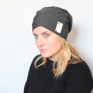 czapka damska handmade patrzy na mnie z końca sali i jointa pali A1