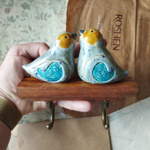 Wieszak z seledynowymi ptaszkami