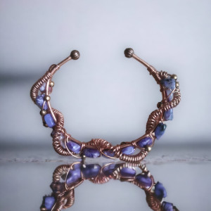 Ciekawa bransoletka z czaroitu i miedzi