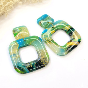 Geo kwadratowe kolczyki w kolorach ziemi z lotu ptaka