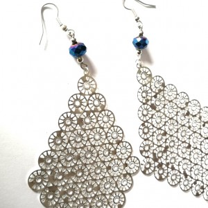 ażurowe lekkie długie kolczyki z blaszką