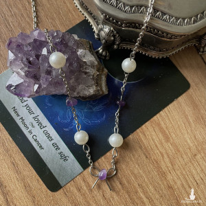 kokardkowy naszyjnik z ametystem i perełkami