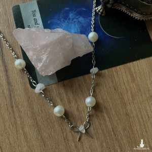 kokardkowy naszyjnik z kwarcem różowym i perełkami