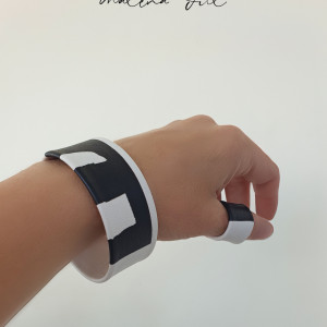 Komplet biżuterii biała czarna bransoletka i pierścionek skóra