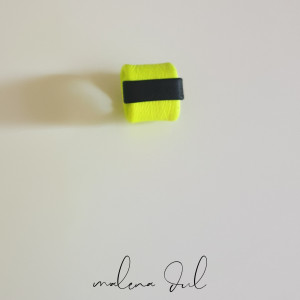 Duży awangardowy pierścionek ze skóry naturalnej neonowy żółty