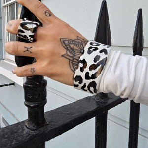 Komplet biżuterii bransoletka i pierścionek skóra biało czarna panterka