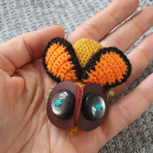 Broszka szydełkowa mucha 070