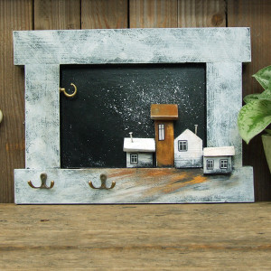 Dekoracyjna ramka z domkami - wieszak na klucze