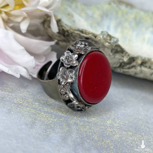 Srebrny pierścionek z koralem w kwiatach a1078