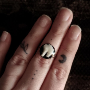 Dwa pierścionki z ząbkami