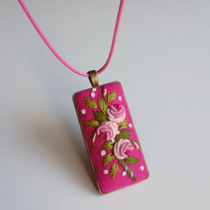 Ręcznie haftowany wisior "Radość"