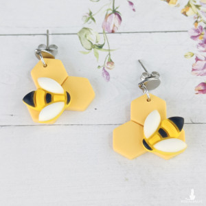 Pszczółki na plastrach miodu