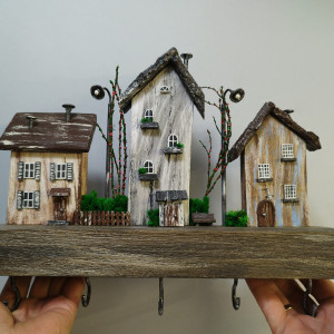 Drewniany wieszk do kluczy z kolorowymi domkami na półce, 5 haczyków