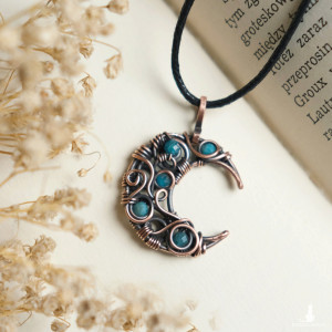 Wisiorek miedziany naszyjnik księżyc lunula z apatytem wire wrapping