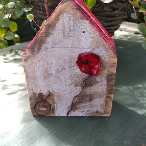 Drewniany czerwony domek