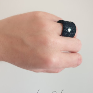 Duży awangardowy pierścionek ze skóry naturalnej czarny zamszowy w złote gwiazdki