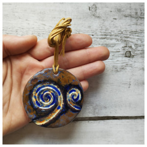 Wisior ze spiralnymi akcentami