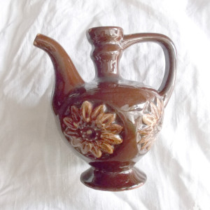 prl kamionka, vintage ceramika, prl ceramika, brązowy dzbanek do dekoracji domu, vintage dzbanek z kamionki, słoneczniki dzbanek ceramiczny, prl ozdoba do kuchni, kamionkowa ceramika retro