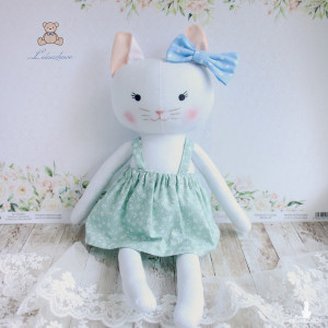 Kotek Lena przytulanka w spódniczce w miętowe kwiatuszki