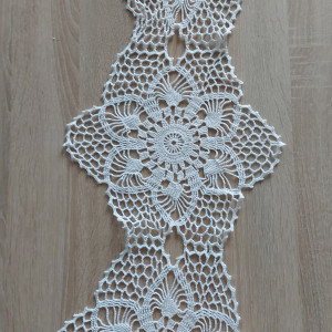 Serwetka biała szydelkowa na komodę