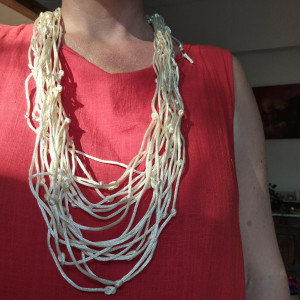 Naszyjnik ecru sznurkowy