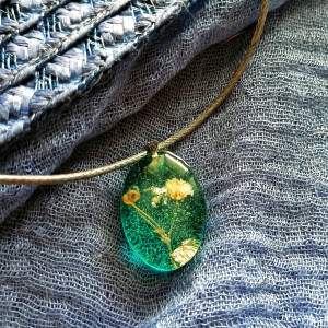 Niebieski Naszyjnik z Prawdziwym Kwiatem Gipsówki