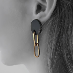 Kolczyki GLAMROCK czarna skóra naturalna 2 duże ogniwa złoty łańcuch