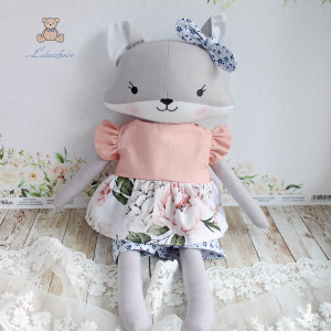 Lisek Pola przytulanka w spodenkach i różowej koszuli