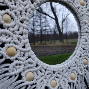 Mandala z lustrem w stylu Boho z drewnianymi koralikami