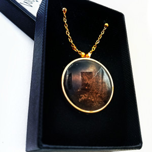 Wyjątkowy Wisiorek z Żywicy Epoksydowej w Złotej Ramce