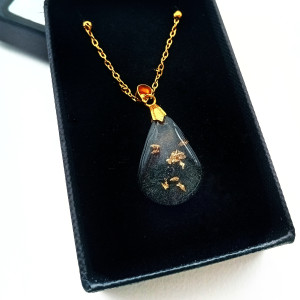 Elegancki Wisiorek z Żywicy Epoksydowej