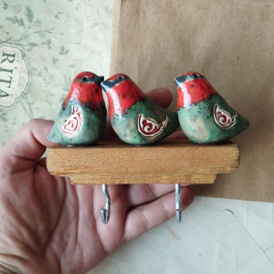 Wieszak z rudzikami zielono-czerwonymi