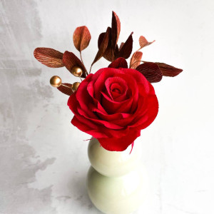 Róża czerwona z gałązkami